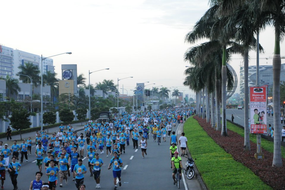 Kahit Isang Araw Lang Unity Run participants on the road