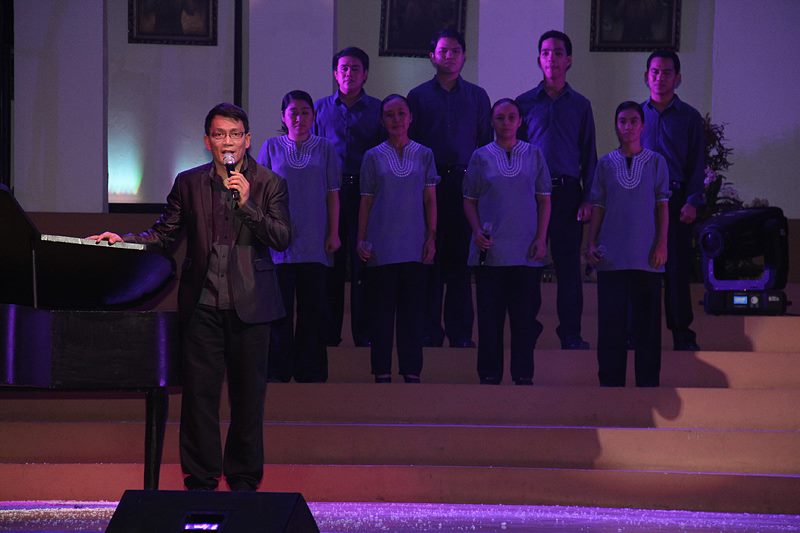 Bro. Daniel Razon singing with the Music Ministry Core during the Church of God's concert-for-a-cause in December 2012.