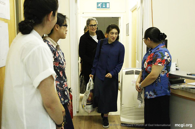 MCGI brethren in London welcome arriving congregants of the International Thanksgiving to God last July 3-5, 2015. (Photo courtesy of Photoville International)