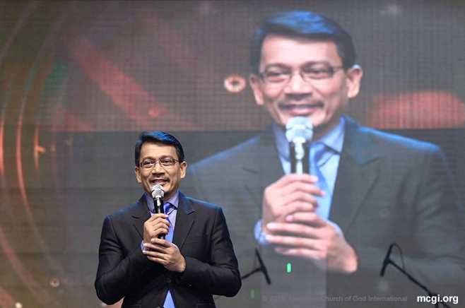 UNTV CEO Kuya Daniel Razon stands before a Smart-Araneta Coliseum brimming with people during the ASOP Year 4 Grand Finals on October 13, 2015. (Photo courtesy of Photoville International)