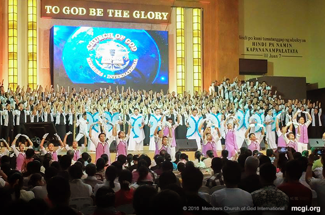 The Teatro Kristiano and Music Ministry lead the congregation in the offering of songs for thanksgiving to the Almighty. (Photo courtesy of Photoville International)