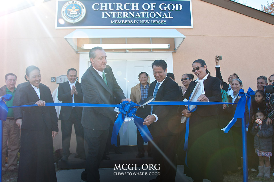 Brethren and guests rejoice as they witness National Park Mayor Mark Cooper cut the ribbon to open the Locale of South Jersey, USA. (MCGI- Photoville/Iden Javier)